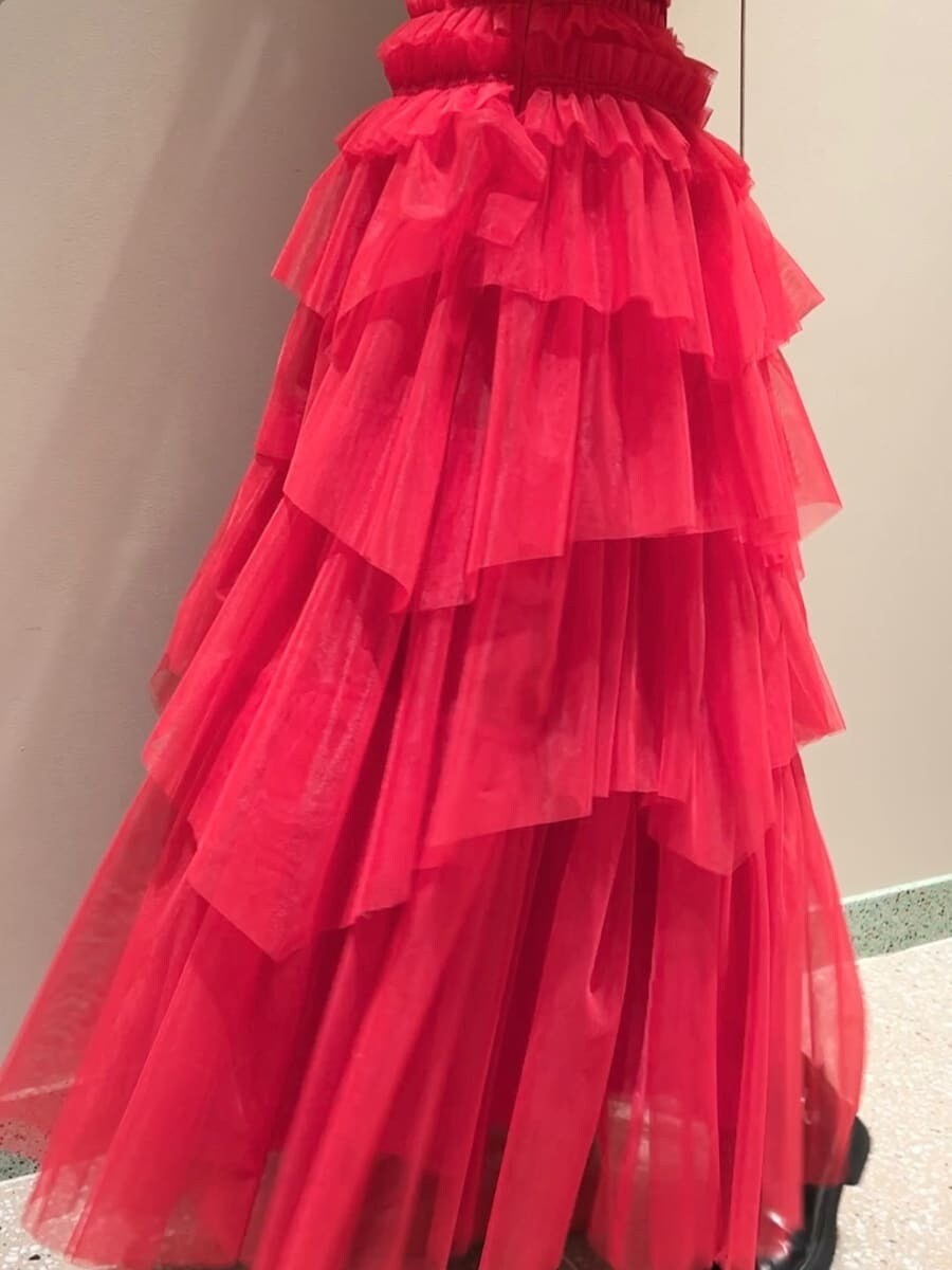 ブラック系のブーツ、レッド系のニット/セーターを着用したレディースの冬コーディネートの5枚目の写真