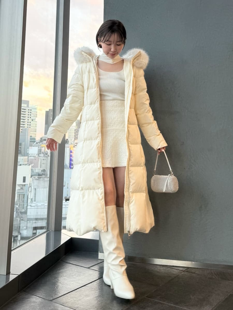ホワイト系のダウンジャケット/コート、ホワイト系のニット/セーターを着用したレディースの冬コーディネートの3枚目の写真