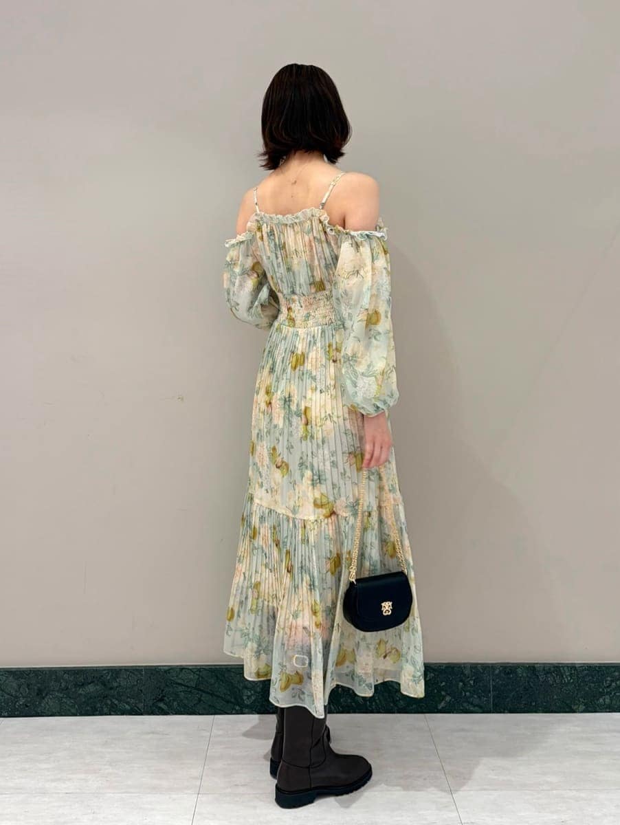 グリーン系のワンピース、ブラック系のショルダーバッグ、その他のイヤリングを着用したレディースの春コーディネートの4枚目の写真