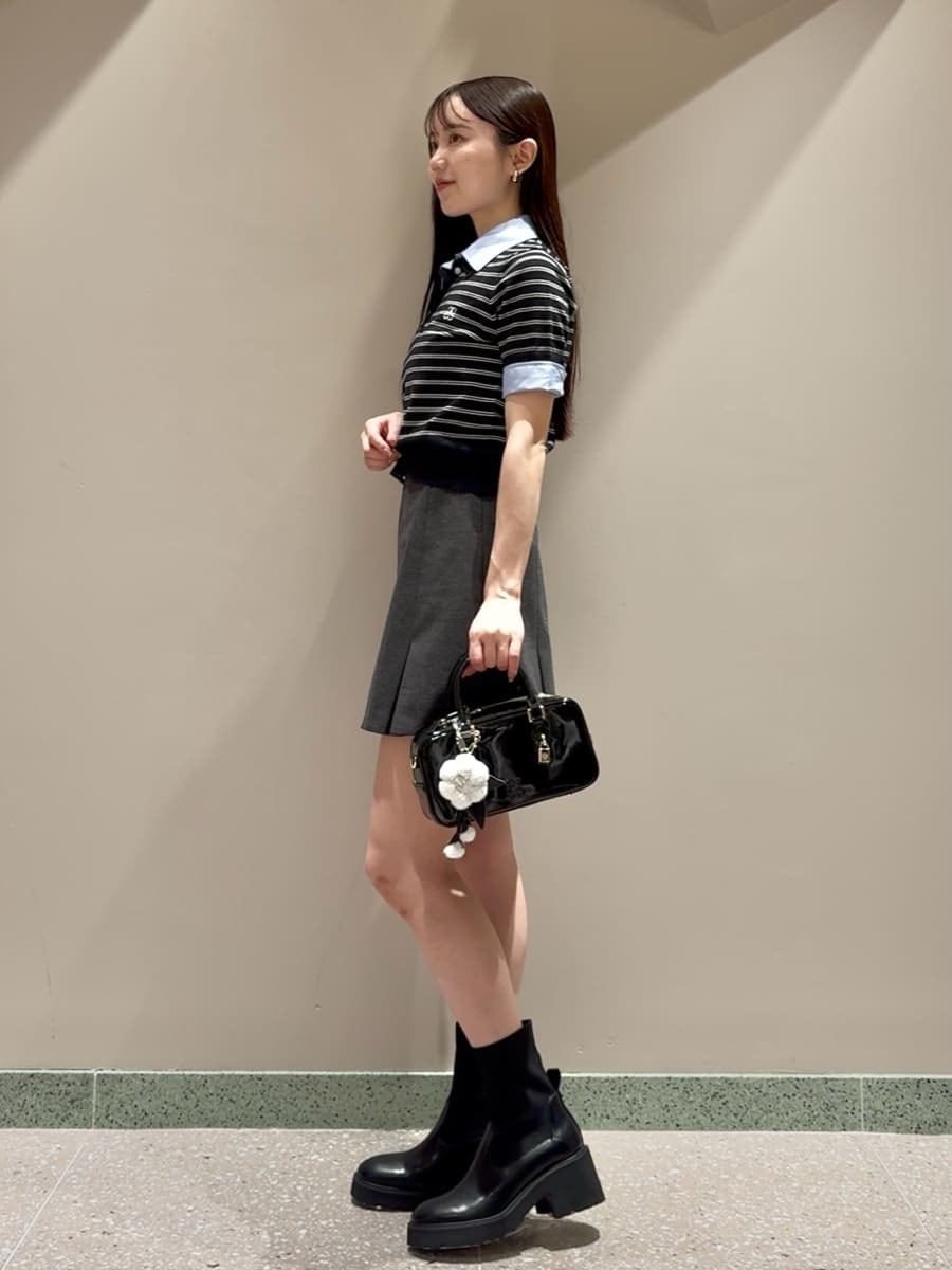 ブルー系のニット/セーター、グレー系のスカート、ブラック系のボストンバッグを着用したレディースの夏コーディネートの3枚目の写真