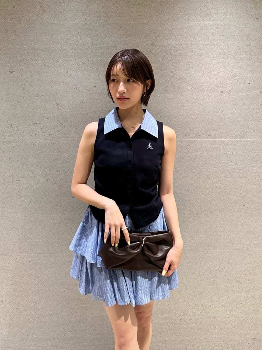 ブルー系のワンピースを着用したレディースの夏コーディネートの5枚目の写真