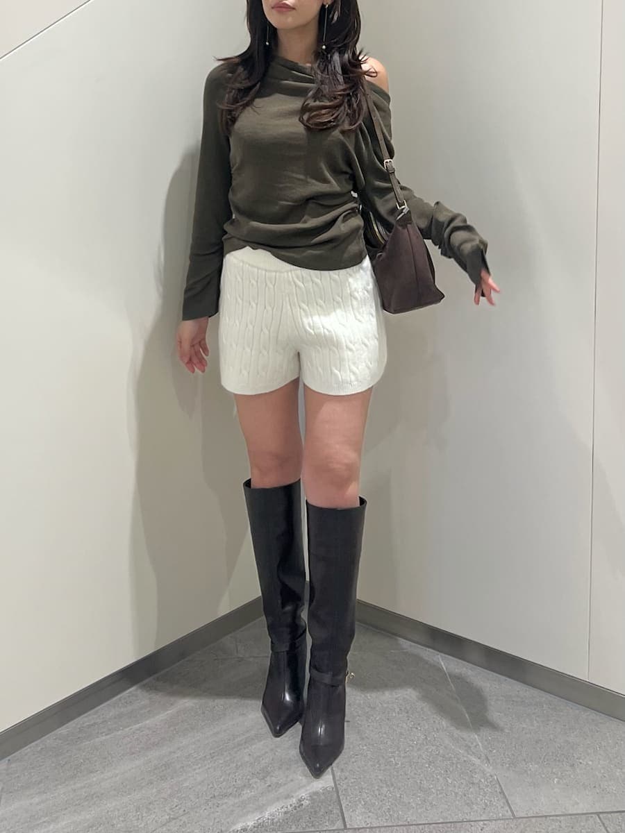 その他のブルゾン、ホワイト系のその他パンツ、ブラウン系のニット/セーターを着用したレディースの秋コーディネートの6枚目の写真