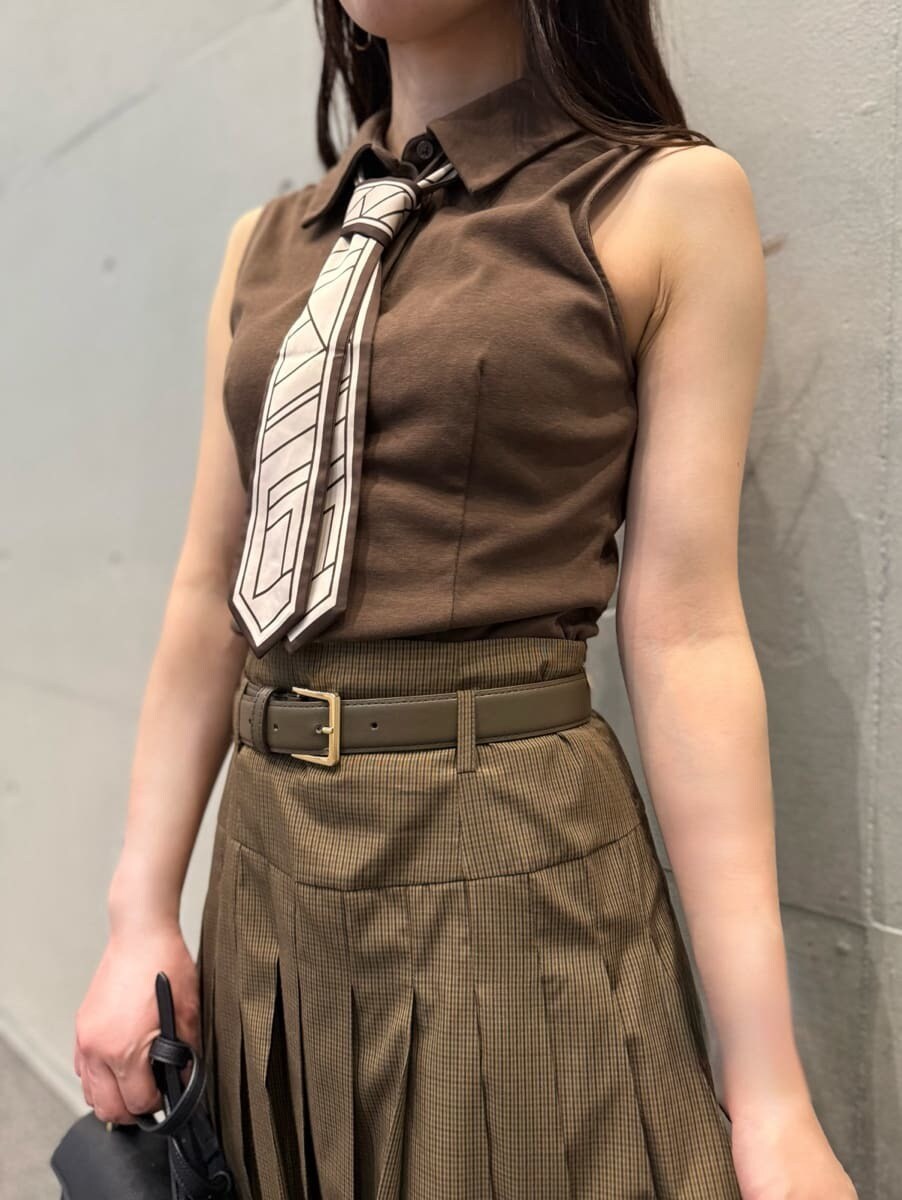 ブラウン系のTシャツ/カットソー、その他のスカート、ブラック系のショルダーバッグを着用したレディースの秋コーディネートの3枚目の写真