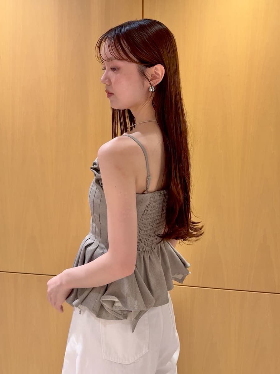 ホワイト系のデニムパンツ、その他のサンダルを着用したレディースの夏コーディネートの5枚目の写真