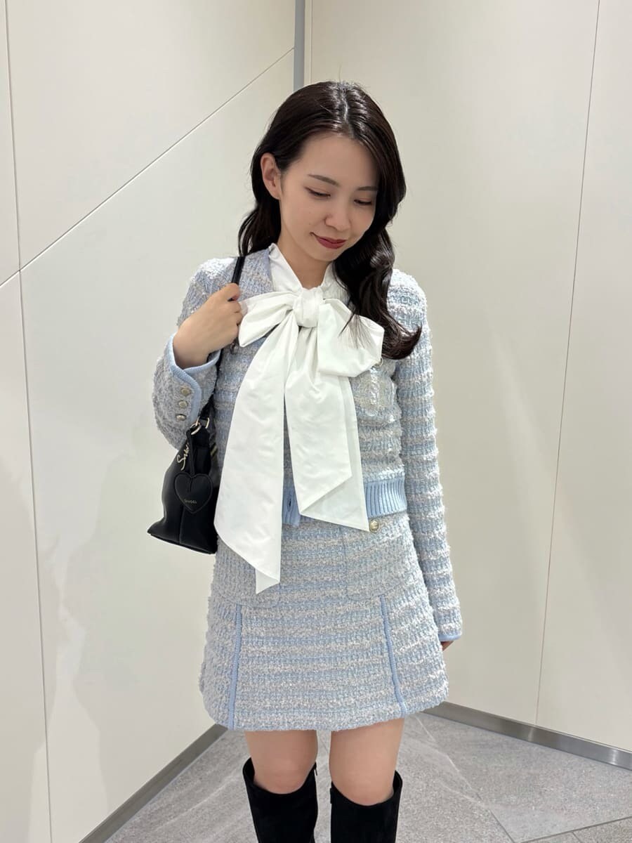 ブルー系のスカート、ホワイト系のTシャツ/カットソー、その他のブーツを着用したレディースの夏コーディネートの9枚目の写真