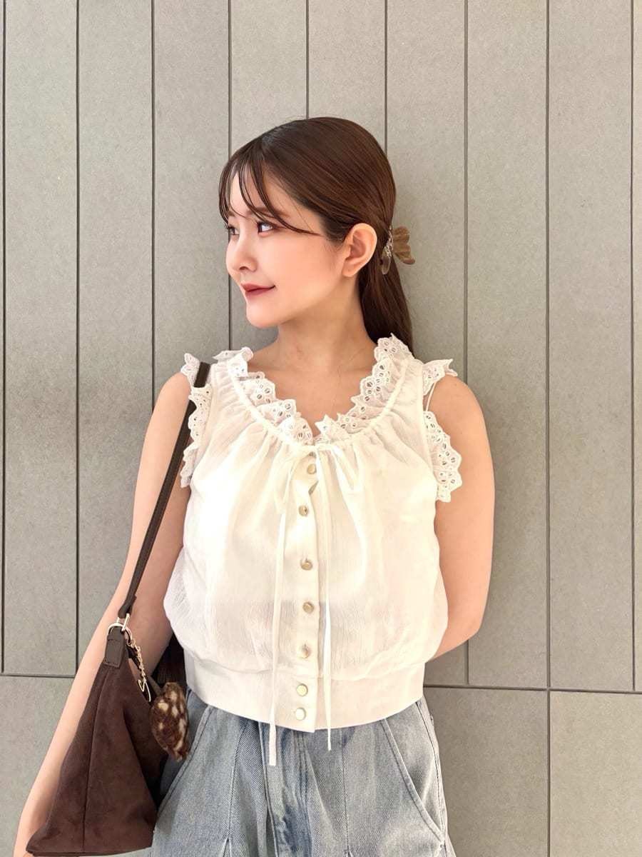 ブルー系のデニムパンツ、ホワイト系のシャツ/ブラウス、ブラウン系のショルダーバッグを着用したレディースの夏コーディネートの7枚目の写真