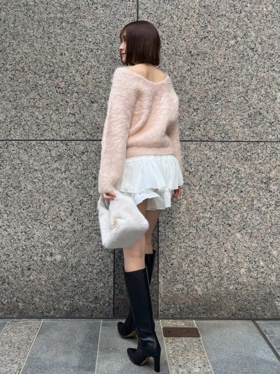 ブラック系のブーツ、ピンク系のニット/セーター、ホワイト系のその他パンツを着用したレディースの冬コーディネートの3枚目の写真