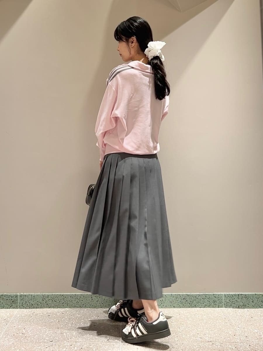 グレー系のスカート、ブラック系のボストンバッグを着用したレディースの秋コーディネートの2枚目の写真