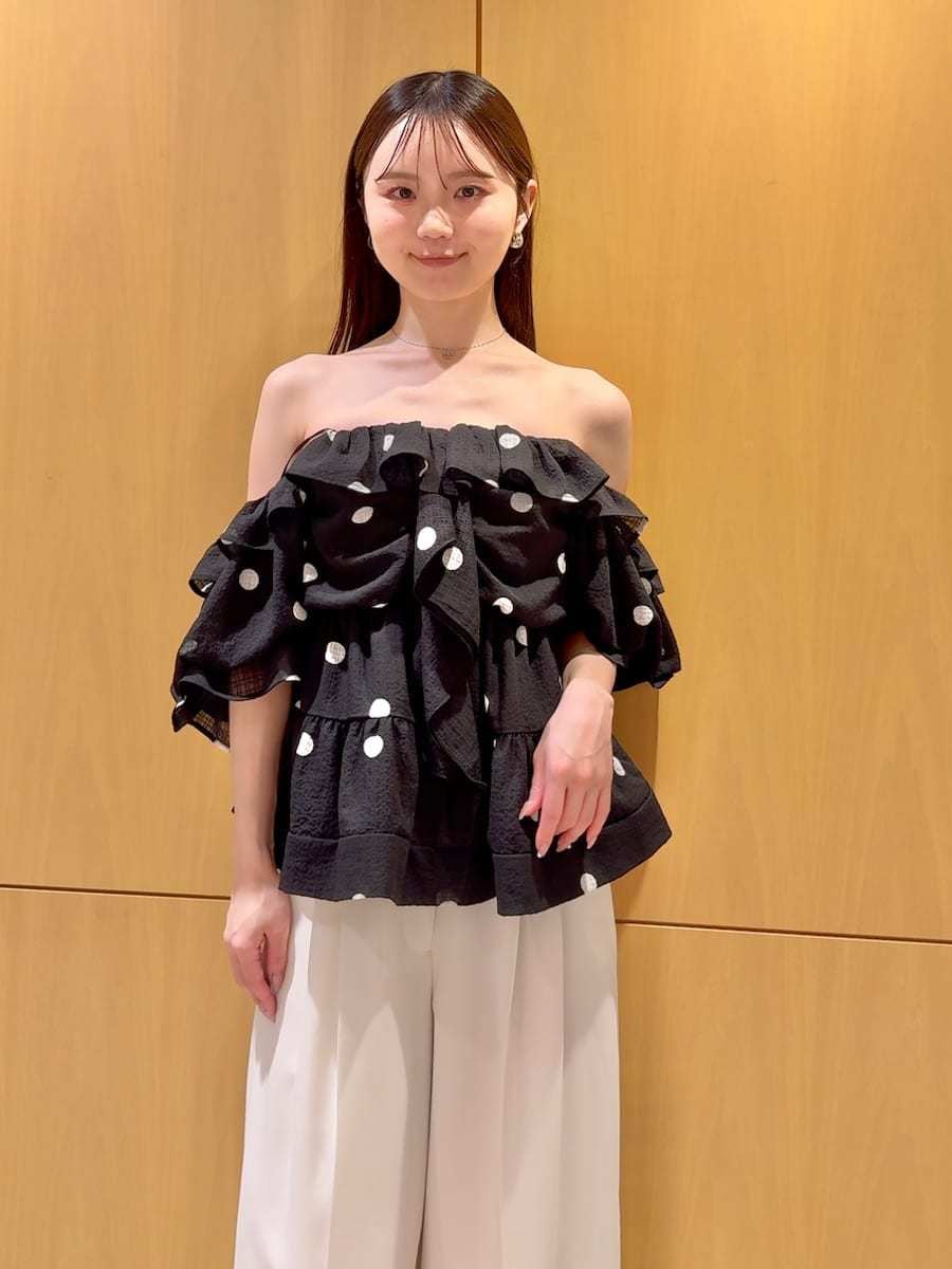 ホワイト系のその他パンツ、ブラック系のシャツ/ブラウス、ブラック系のサンダルを着用したレディースの春コーディネートの4枚目の写真