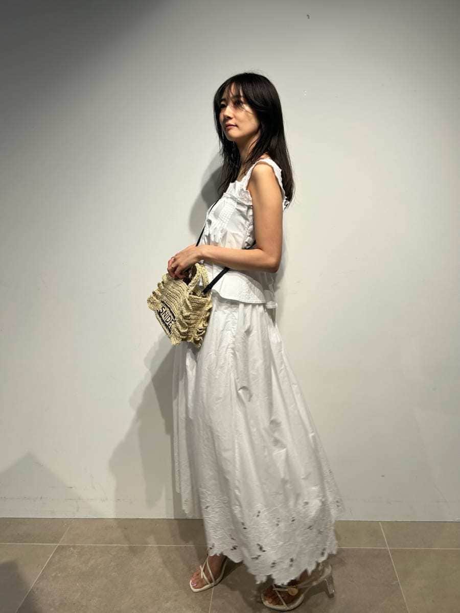 ホワイト系のスカート、ホワイト系のシャツ/ブラウス、ベージュ系のショルダーバッグを着用したレディースの冬コーディネートの4枚目の写真