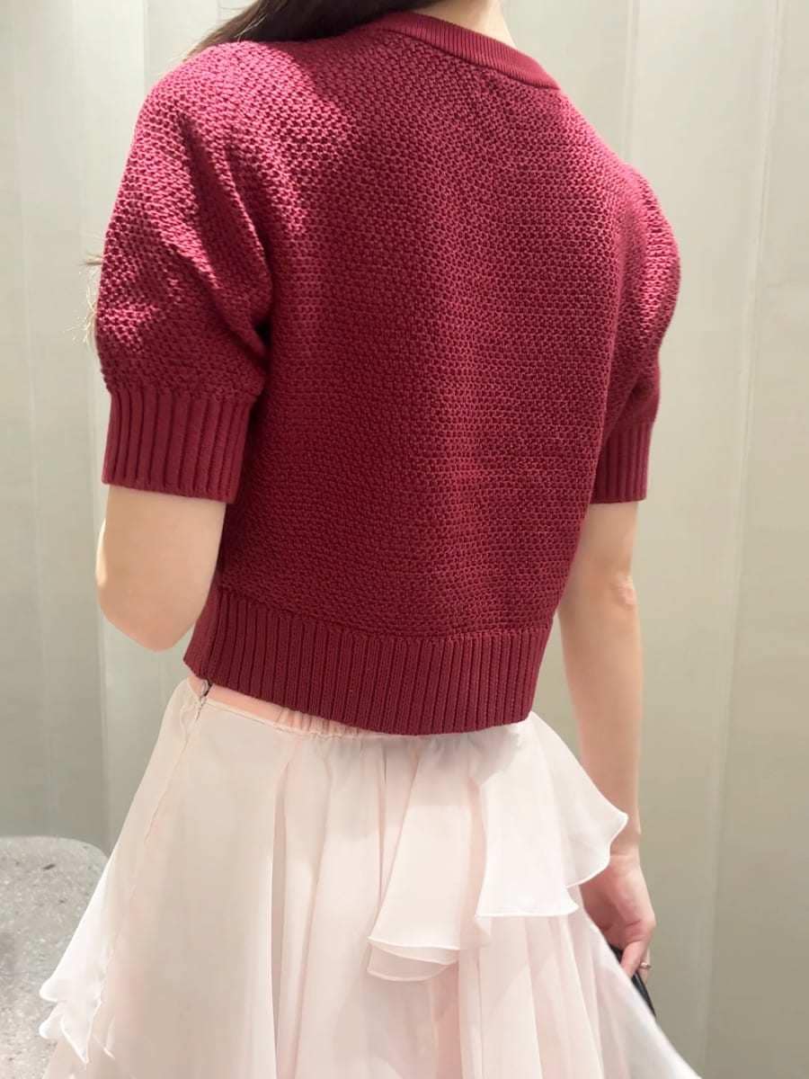 ピンク系のスカート、レッド系のカーディガン/ボレロ、ブラック系のサンダルを着用したレディースの夏コーディネートの5枚目の写真