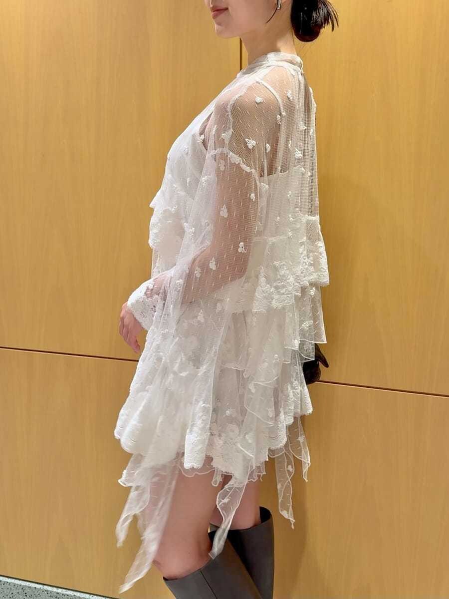 ブラック系のブルゾン、その他のシャツ/ブラウス、その他のその他パンツを着用したレディースの秋コーディネートの8枚目の写真