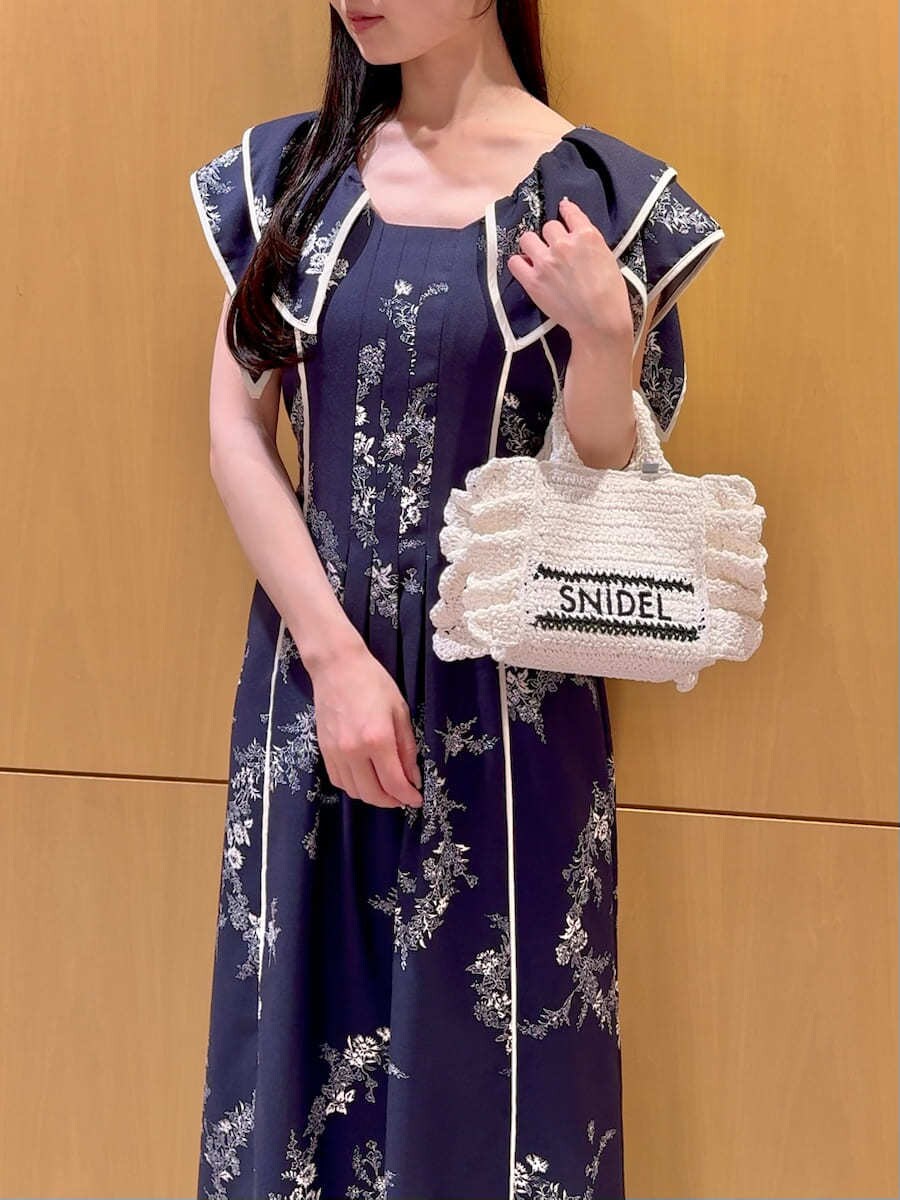 ブルー系のワンピース、ホワイト系のサンダル、ホワイト系のショルダーバッグを着用したレディースの春コーディネートの8枚目の写真