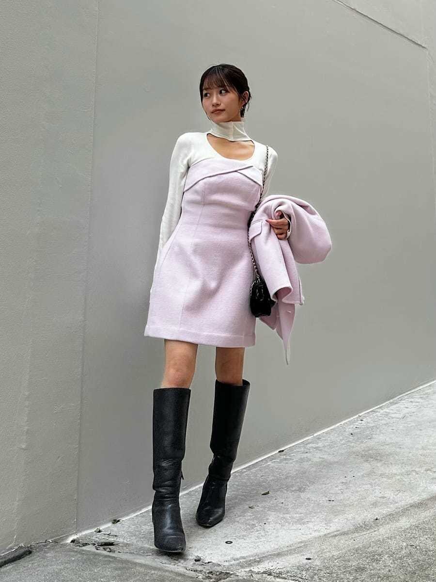 ピンク系のワンピース、ピンク系のテーラードジャケット、ブラック系のニット/セーターを着用したレディースの秋コーディネートの5枚目の写真