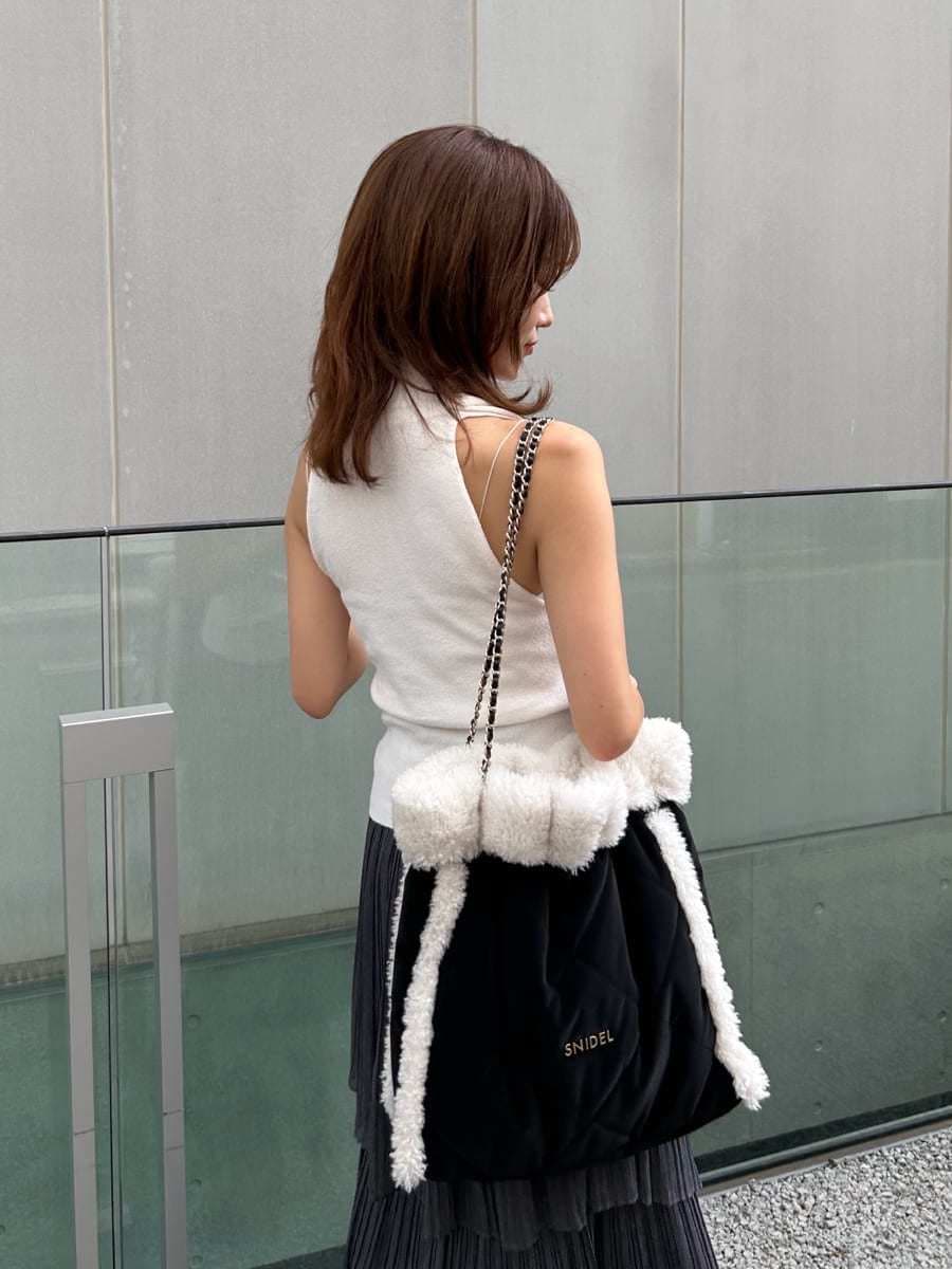 ホワイト系のニット/セーター、その他のスカート、ブラック系のブーツを着用したレディースの秋コーディネートの8枚目の写真