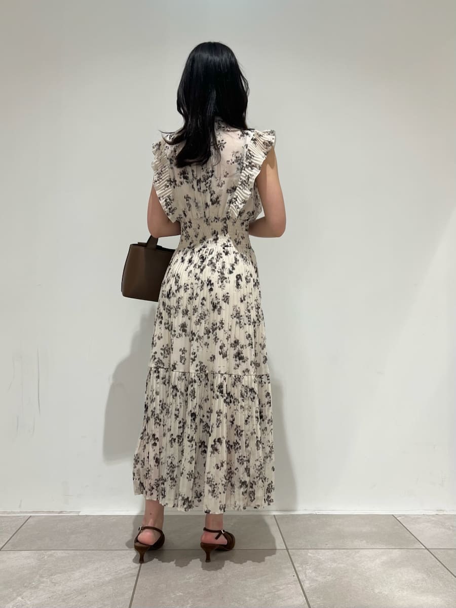 ベージュ系のワンピース、ブラウン系のカーディガン/ボレロ、ブラウン系のパンプスを着用したレディースの冬コーディネートの7枚目の写真