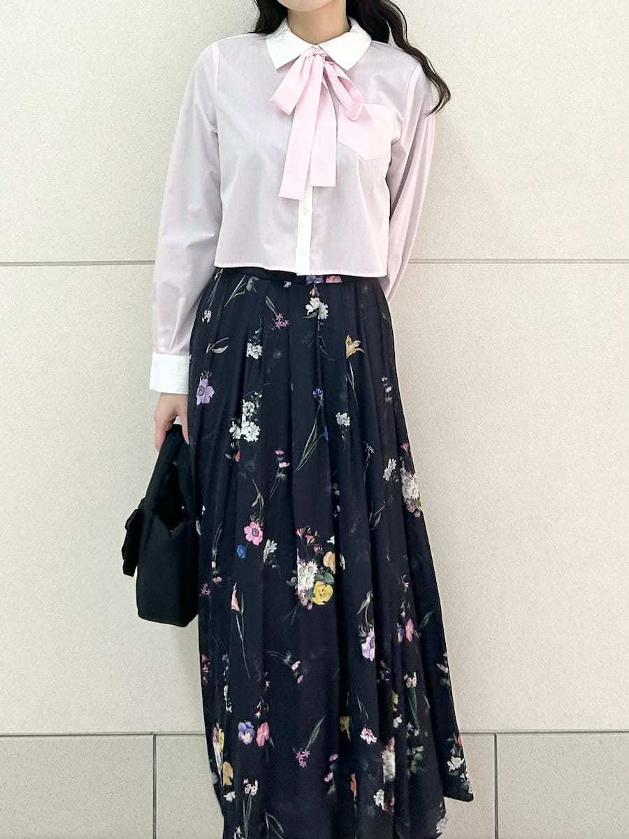 ブルー系のスカート、ピンク系のシャツ/ブラウスを着用したレディースの冬コーディネートの5枚目の写真