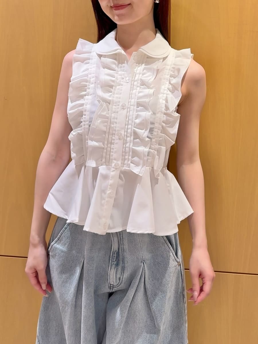 ブルー系のデニムパンツ、ブラック系のサンダル、ブラック系のショルダーバッグを着用したレディースの夏コーディネートの4枚目の写真