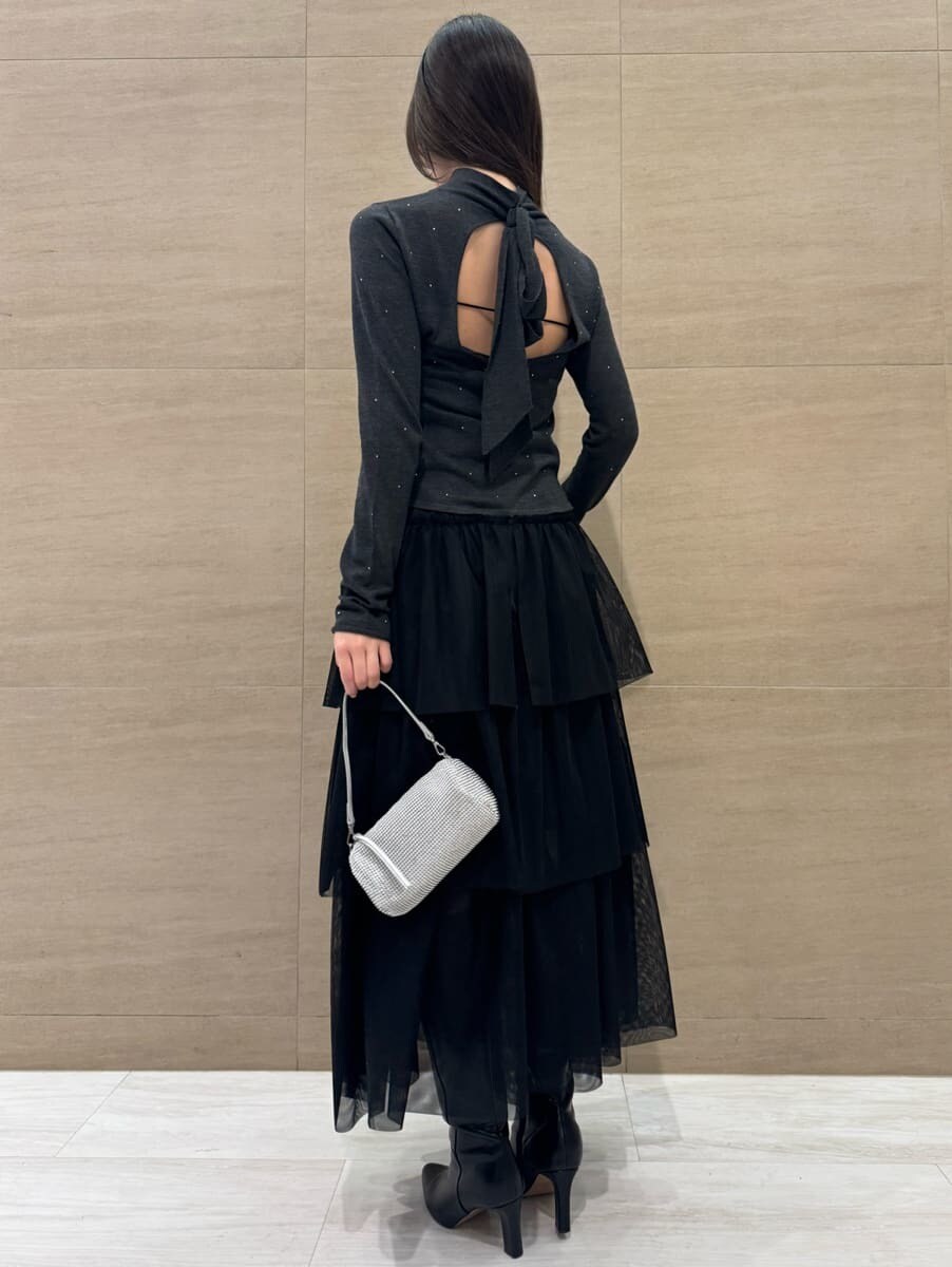 ブラック系のブーツ、ブラック系のスカート、グレー系のニット/セーターを着用したレディースの冬コーディネートの5枚目の写真