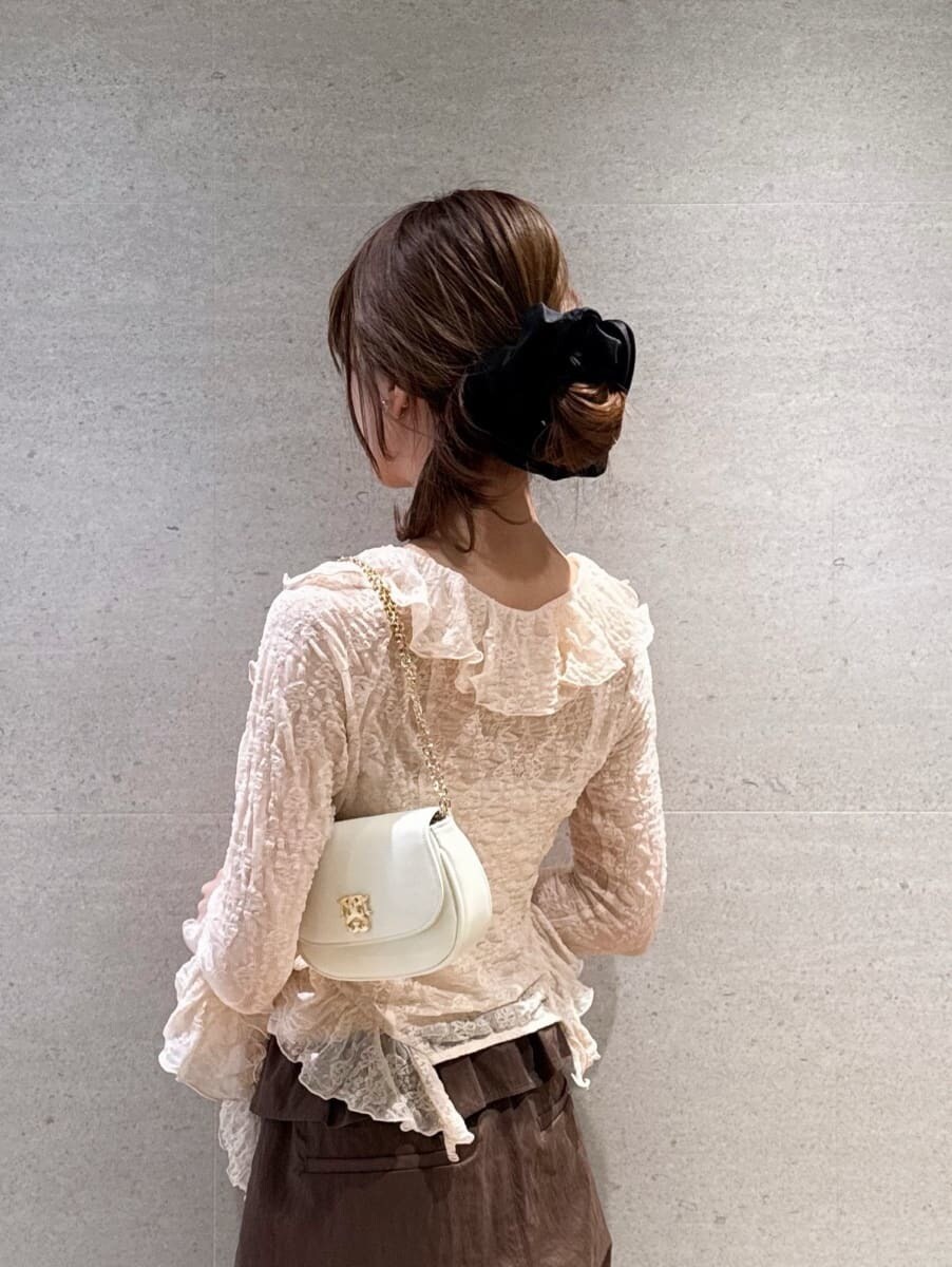 ブラウン系のその他パンツ、ピンク系のTシャツ/カットソー、ホワイト系のショルダーバッグを着用したレディースの冬コーディネートの4枚目の写真