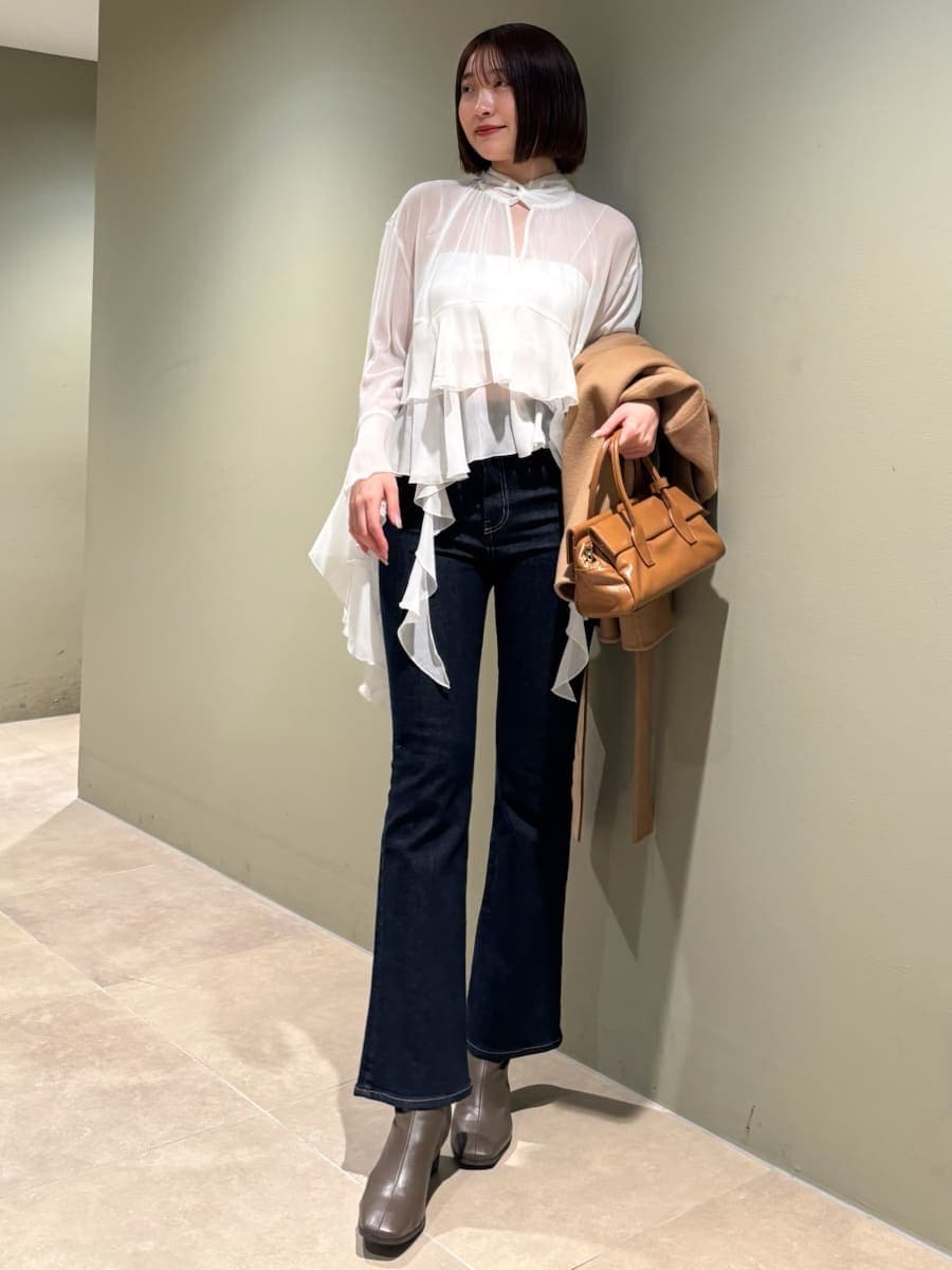 ブルー系のその他パンツ、イエロー系のテーラードジャケット、ホワイト系のシャツ/ブラウスを着用したレディースの冬コーディネートの5枚目の写真