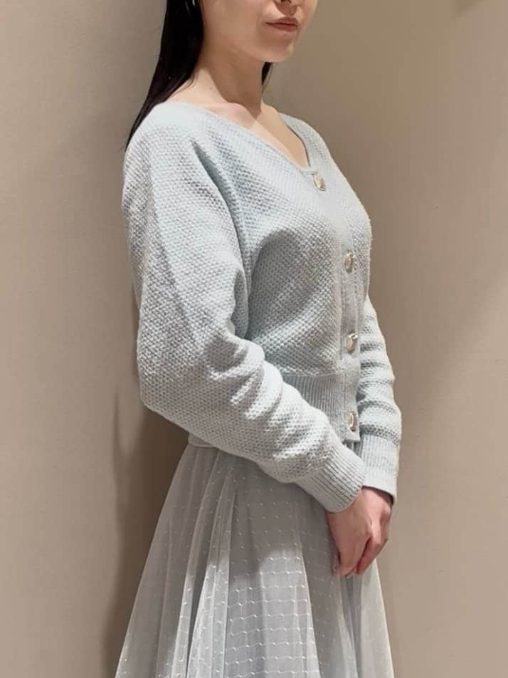 ブラック系のブーツ、ブラック系のハンドバッグ、ブルー系のワンピースを着用したレディースの冬コーディネートの6枚目の写真