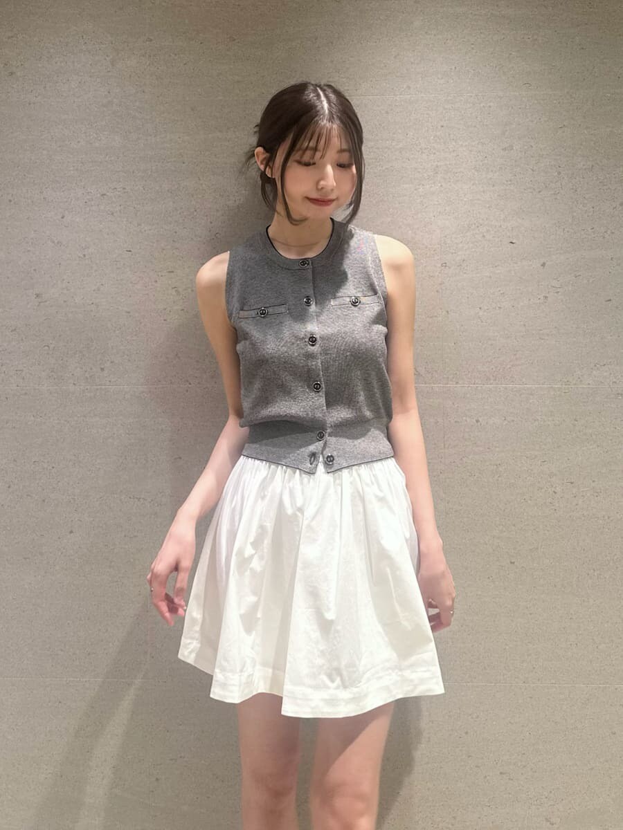 その他のニット/セーター、ホワイト系のその他パンツを着用したレディースの夏コーディネートの2枚目の写真