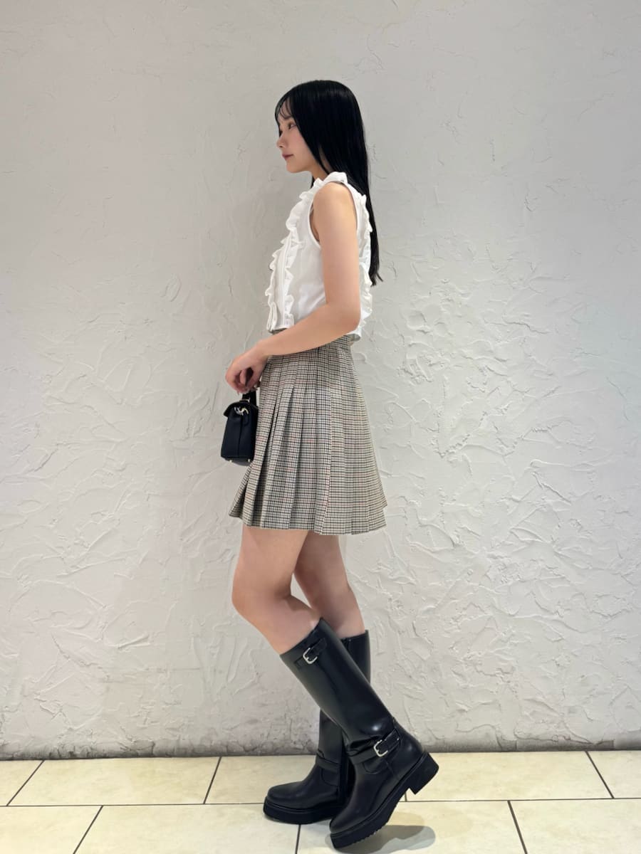 ホワイト系のシャツ/ブラウス、ベージュ系のスカート、ブラック系のブーツを着用したレディースの夏コーディネートの4枚目の写真