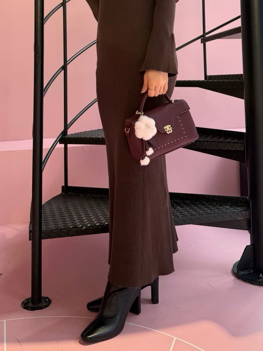 ブラック系のブルゾン、ブラウン系のワンピース、ブラック系のブーツを着用したレディースの秋コーディネートの7枚目の写真