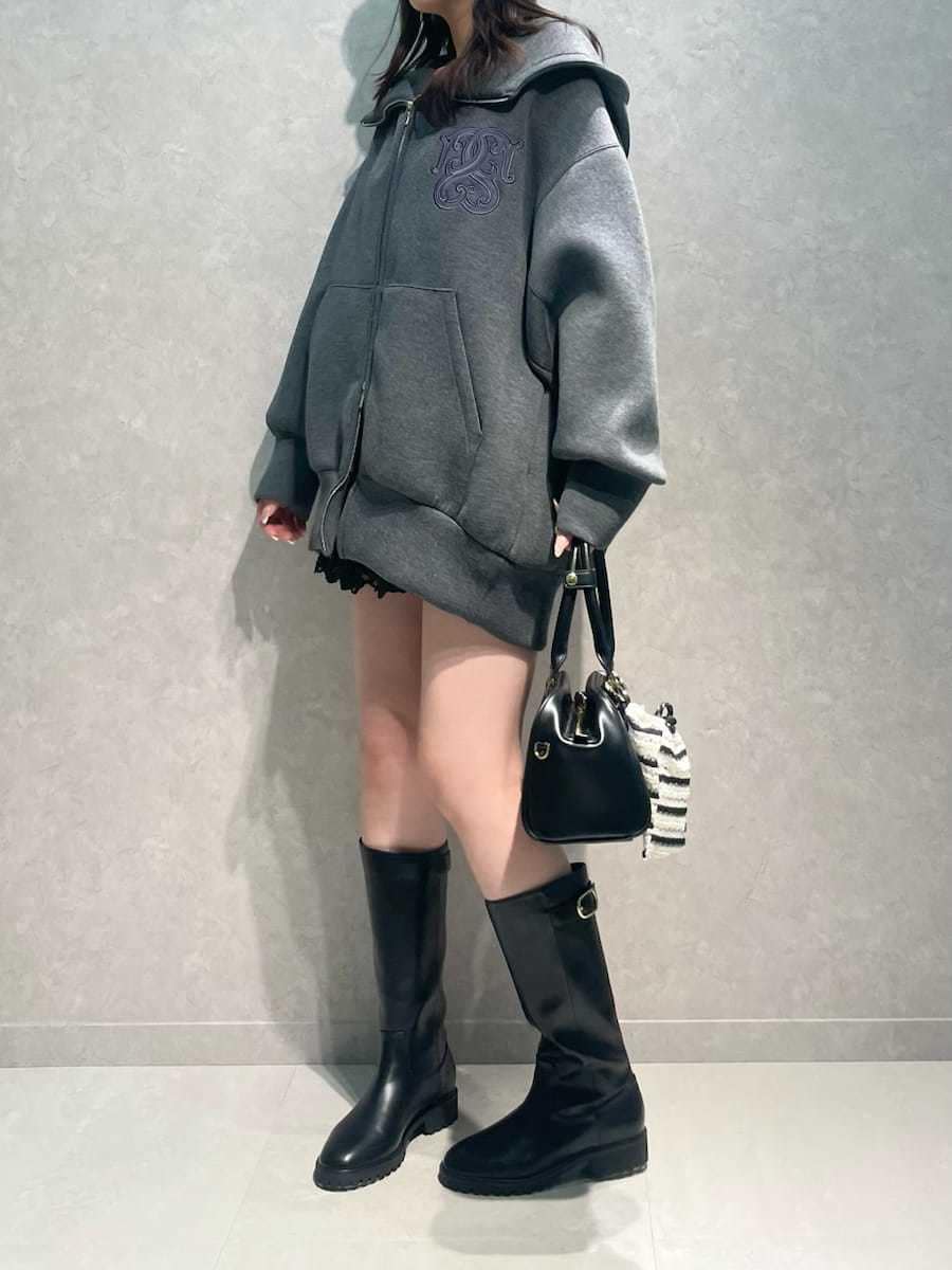 ブラック系のその他パンツ、ブラック系のボストンバッグ、グレー系のワンピースを着用したレディースの春コーディネートの3枚目の写真