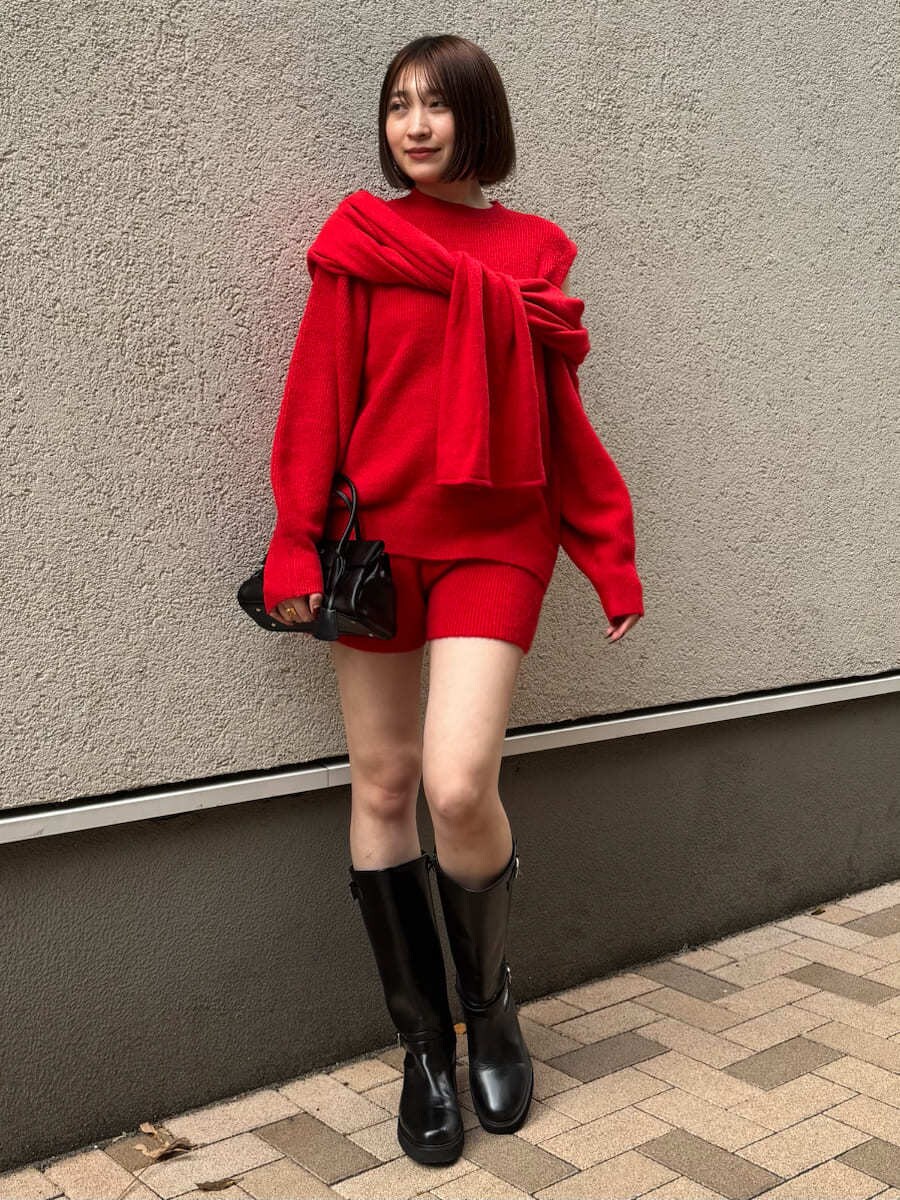 ブラック系のブーツ、レッド系のその他パンツ、レッド系のニット/セーターを着用したレディースの冬コーディネートの4枚目の写真