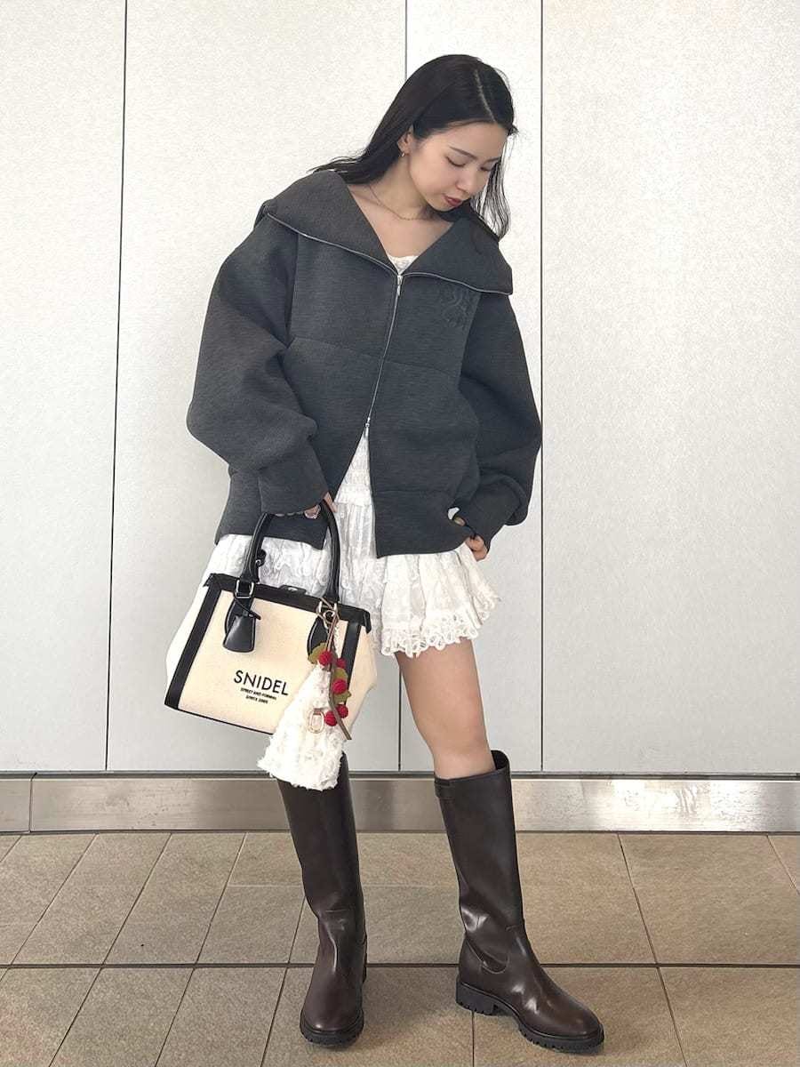 ホワイト系のその他パンツ、ホワイト系のシャツ/ブラウス、ホワイト系のハンドバッグを着用したレディースの春コーディネートの2枚目の写真