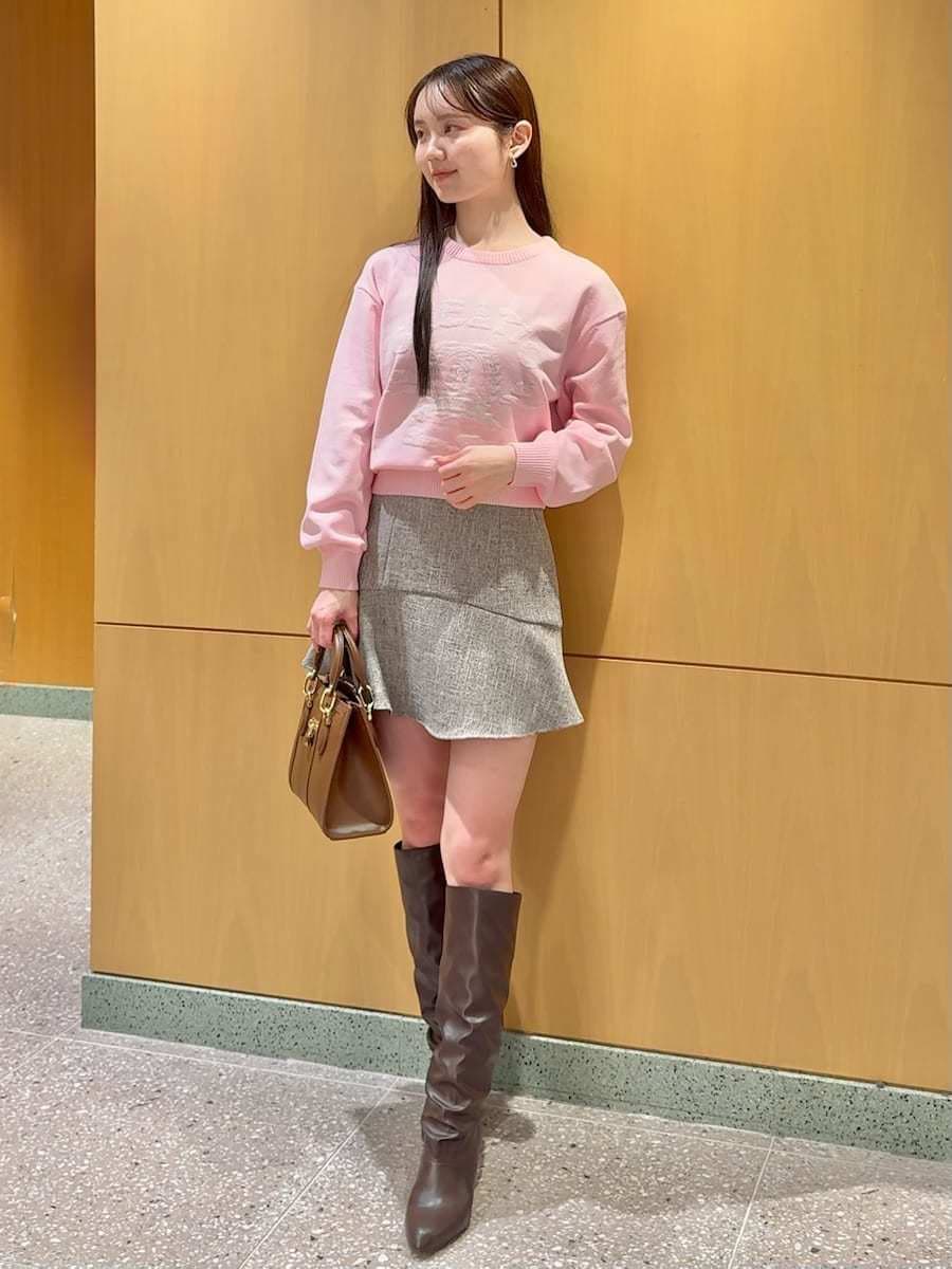 ホワイト系のステンカラーコート、その他のその他パンツ、ブラウン系のハンドバッグを着用したレディースの冬コーディネートの4枚目の写真