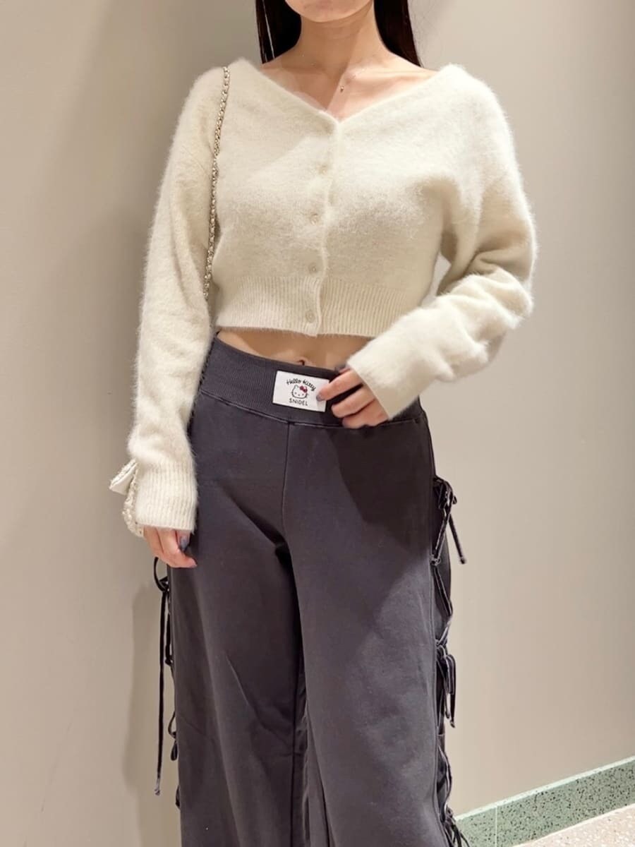 ベージュ系のカーディガン/ボレロ、ブラック系のその他パンツ、ホワイト系のショルダーバッグを着用したレディースの秋コーディネートの4枚目の写真