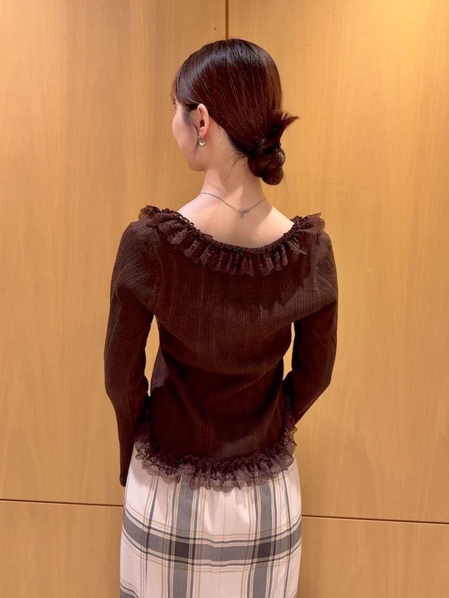 その他のスカート、ブラウン系のニット/セーター、ブラウン系のサンダルを着用したレディースの夏コーディネートの6枚目の写真