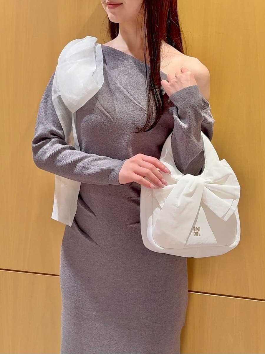 グレー系のワンピースを着用したレディースの冬コーディネートの8枚目の写真