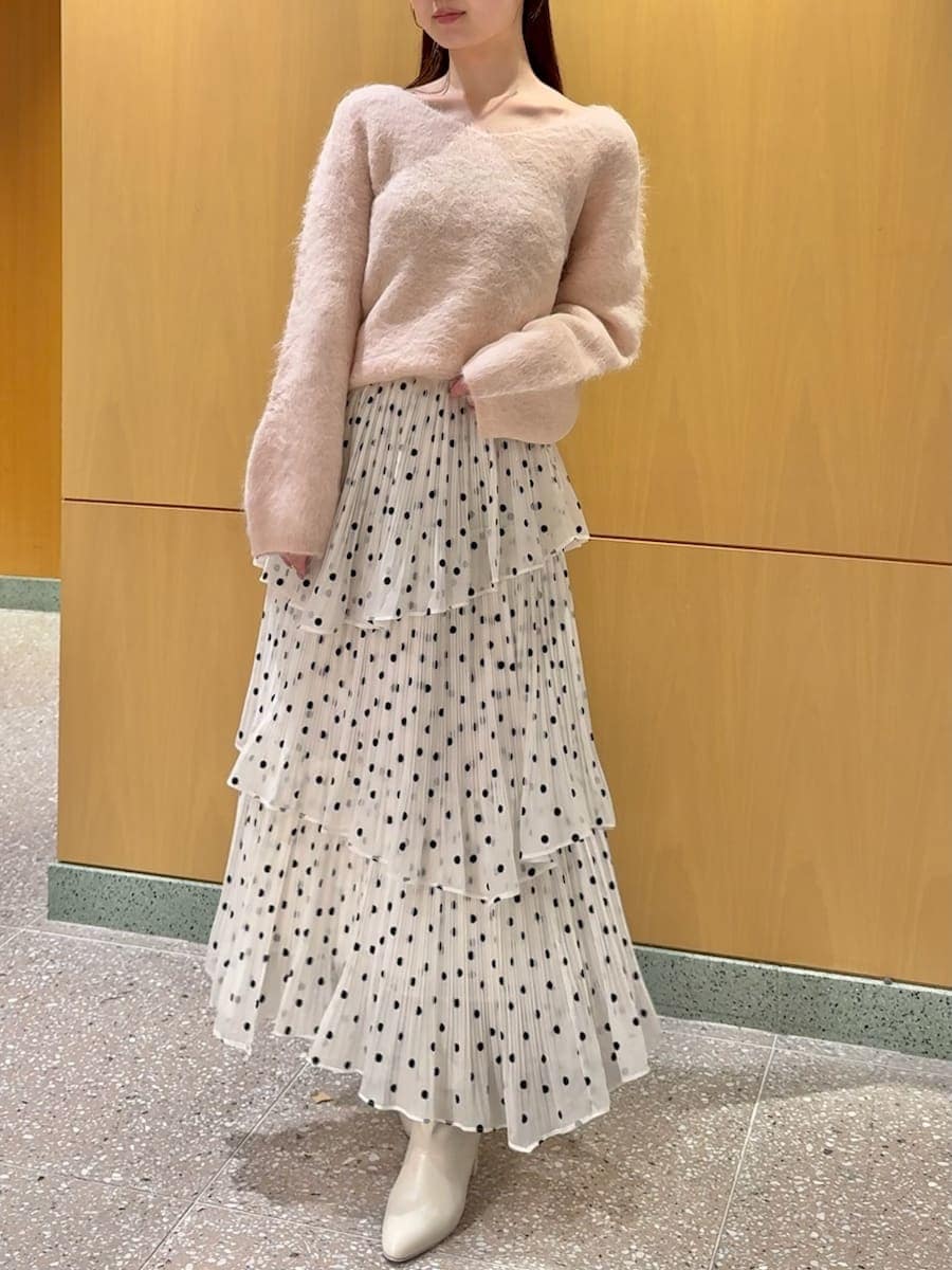 ピンク系のニット/セーター、その他のスカート、ピンク系のハンドバッグを着用したレディースの秋コーディネートの4枚目の写真