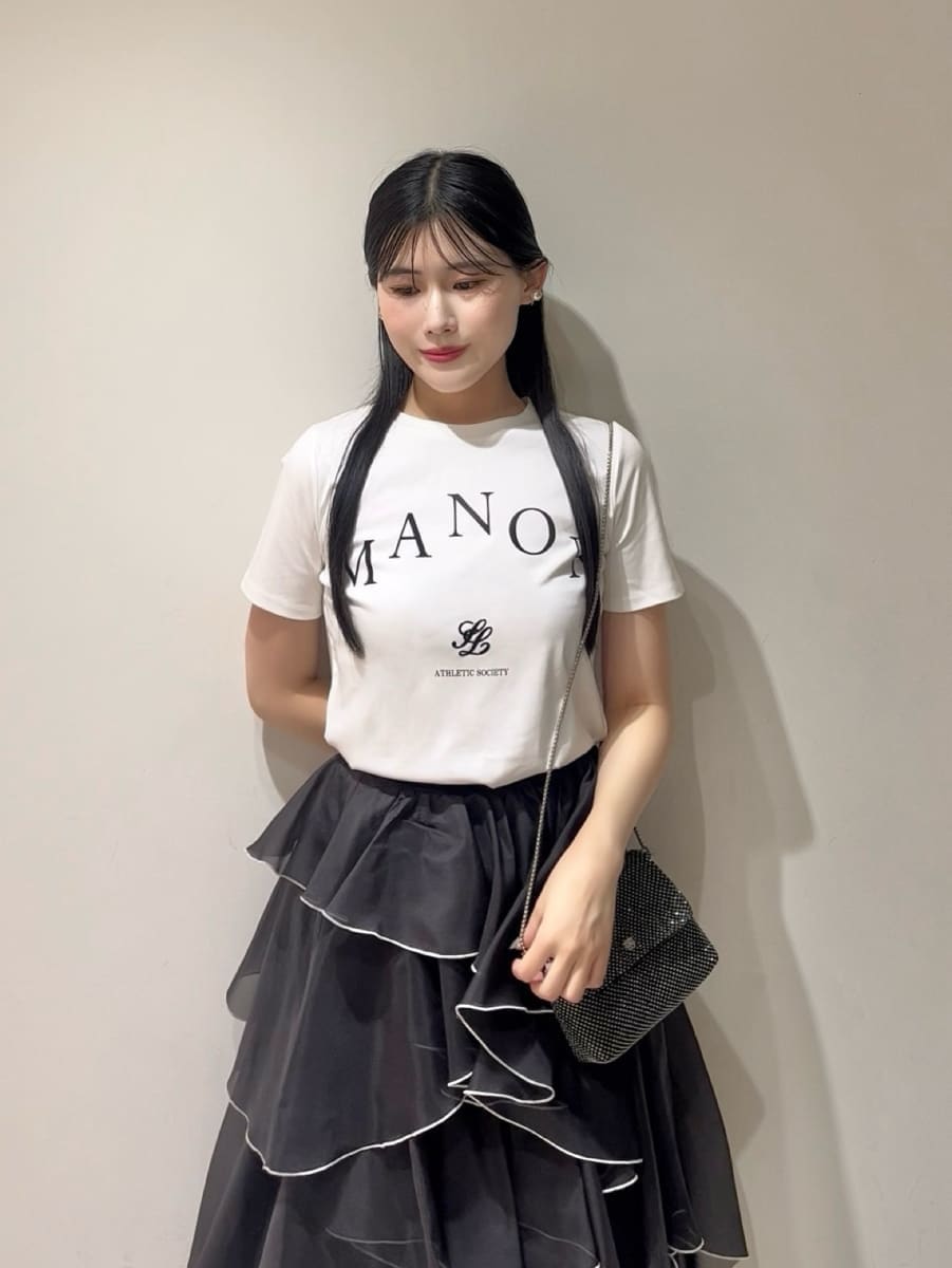 ブラック系のサンダル、ブラック系のスカート、ホワイト系のTシャツ/カットソーを着用したレディースの夏コーディネートの4枚目の写真