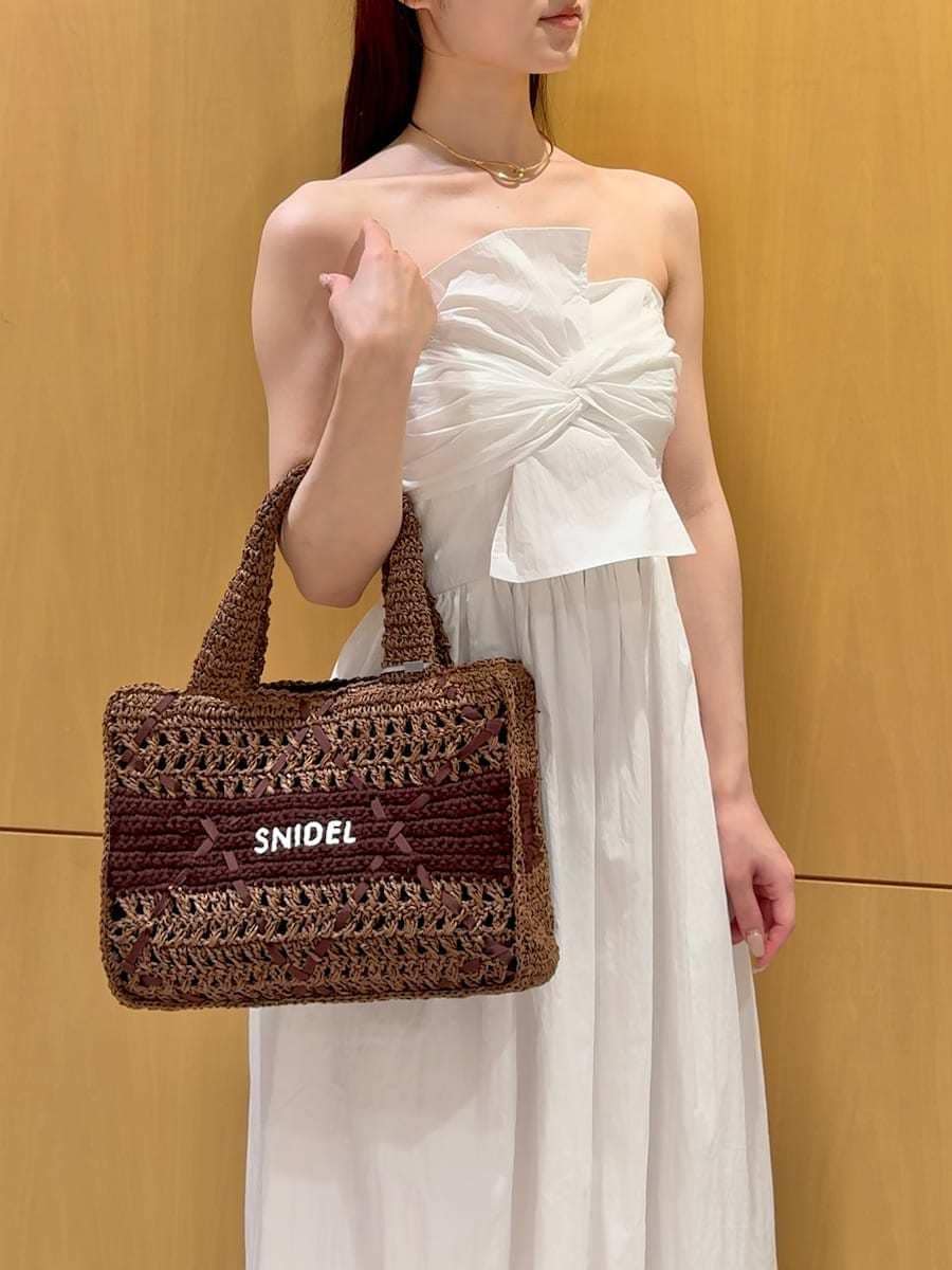 ピンク系のカーディガン/ボレロ、その他のサンダル、ブラウン系のトートバッグを着用したレディースの夏コーディネートの6枚目の写真