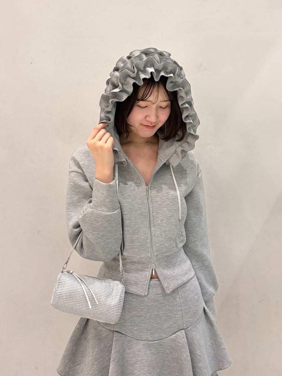 ブラック系のブーツ、グレー系のパーカー、グレー系のその他パンツを着用したレディースの冬コーディネートの3枚目の写真