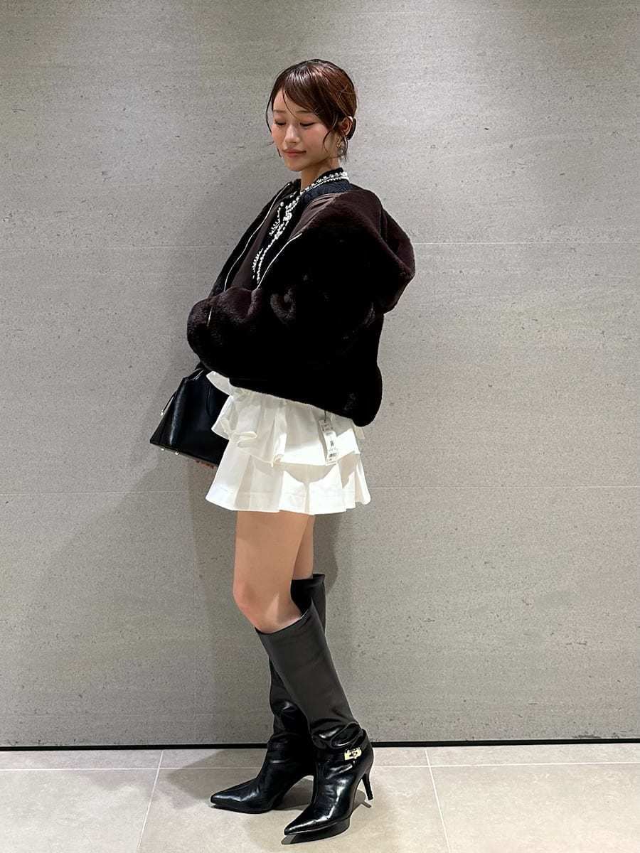 ブラウン系のブルゾン、ホワイト系のその他パンツ、ブラック系のニット/セーターを着用したレディースの秋コーディネートの3枚目の写真