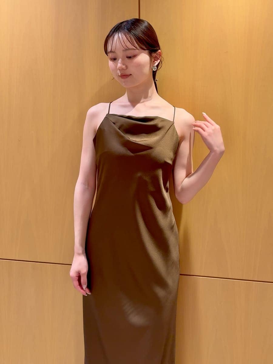 ホワイト系のテーラードジャケット、ブラウン系のパンプス、ベージュ系のハンドバッグを着用したレディースの春コーディネートの7枚目の写真