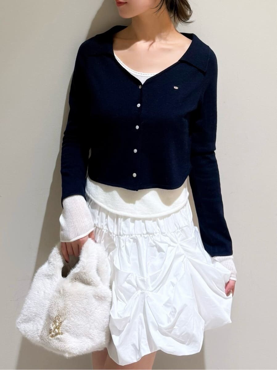 ブラック系のブーツ、ブラウン系のブルゾン、ホワイト系のその他パンツを着用したレディースの秋コーディネートの3枚目の写真