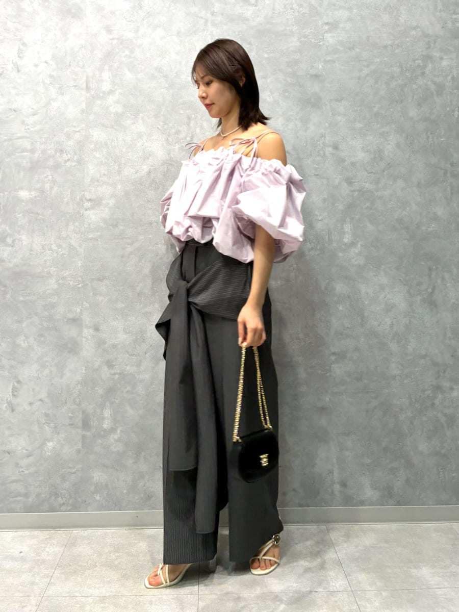 グレー系のその他パンツ、パープル系のシャツ/ブラウス、ブラック系のショルダーバッグを着用したレディースの春コーディネートの2枚目の写真