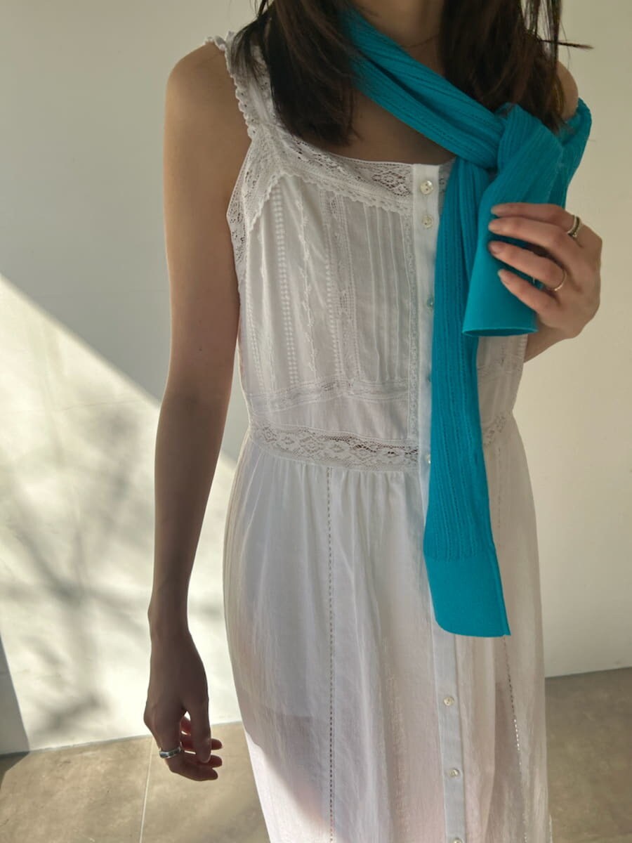 ホワイト系のワンピース、ブルー系のカーディガン/ボレロを着用したレディースの夏コーディネートの4枚目の写真