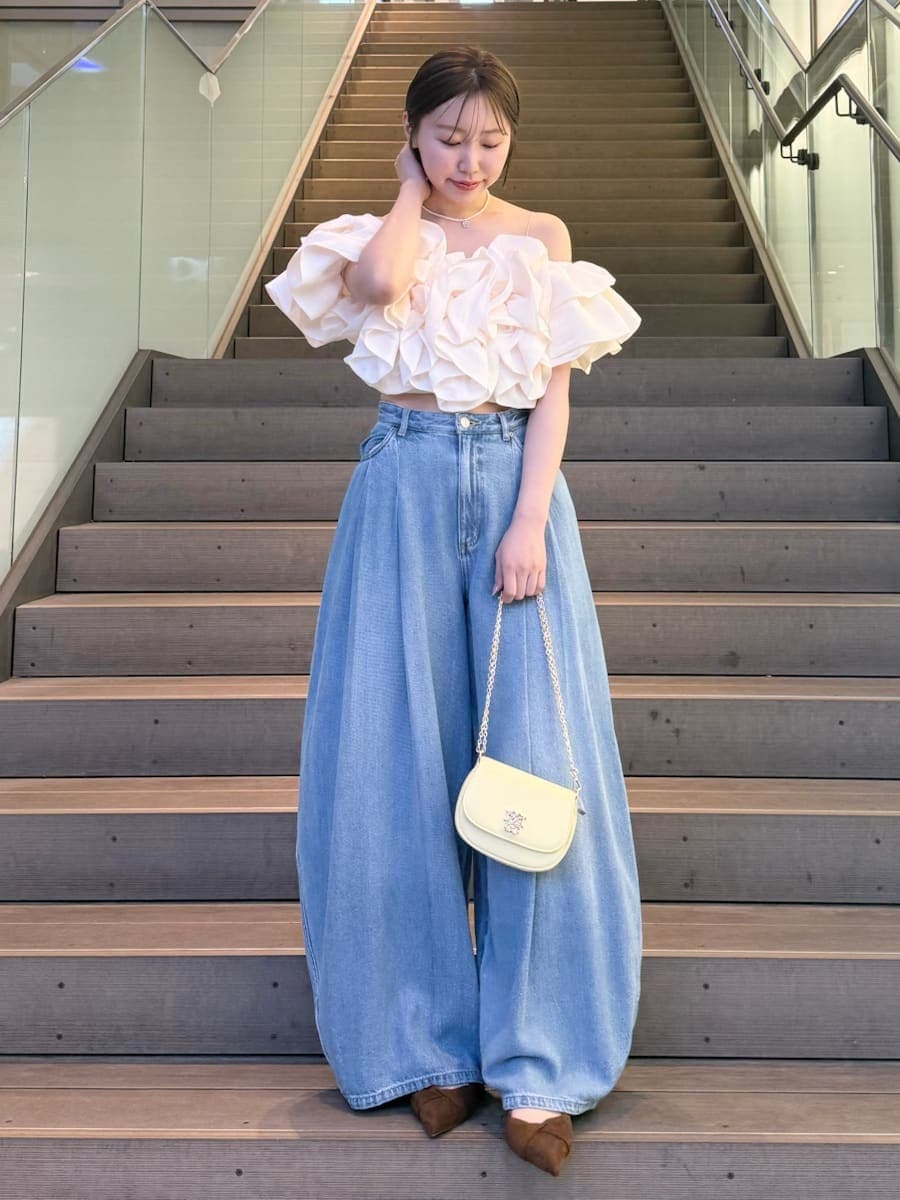 ホワイト系のシャツ/ブラウス、ブラウン系のパンプス、イエロー系のショルダーバッグを着用したレディースの冬コーディネートの4枚目の写真