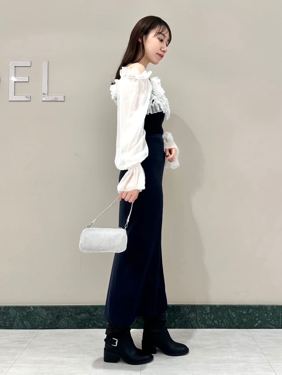 ブルー系のスカート、その他のニット/セーターを着用したレディースの冬コーディネートの3枚目の写真