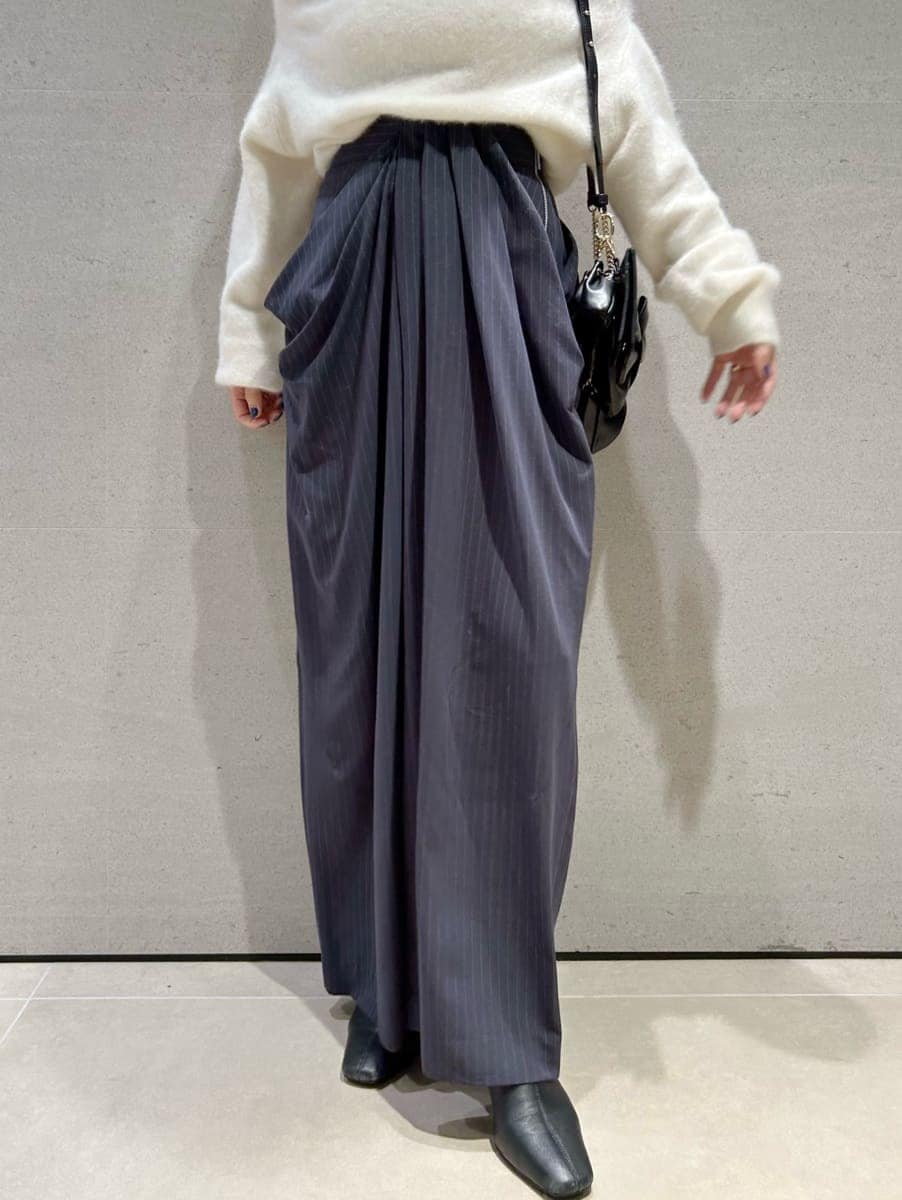 ホワイト系のニット/セーター、ブルー系のその他パンツ、ブラック系のショルダーバッグを着用したレディースの秋コーディネートの4枚目の写真