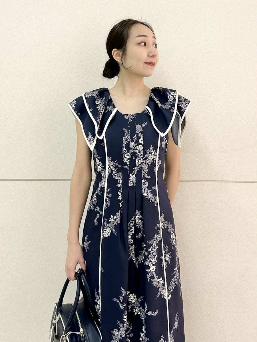 ブルー系のワンピース、ブラック系のパンプス、ブルー系のボストンバッグを着用したレディースの春コーディネートの6枚目の写真