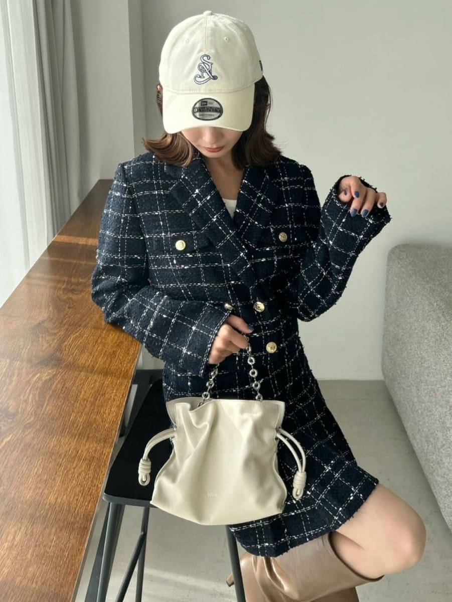 ホワイト系のTシャツ/カットソー、ブルー系のテーラードジャケット、ブルー系のスカートを着用したレディースの冬コーディネートの4枚目の写真